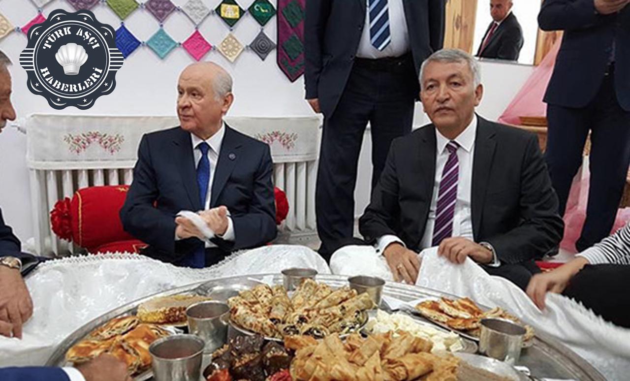 Mhp Lideri Devlet Bahçeli Yer Sofrasında Yemek Yedi